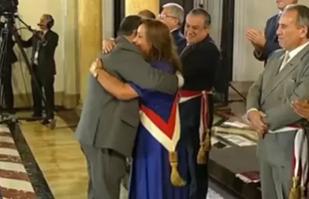 Juan Jos Santivez recibi clido abrazo de Dina Boluarte.