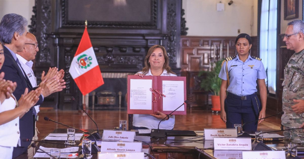 Dina Boluarte promulga ley que permite a PNP usar armas de fuego en casos de flagrante delito