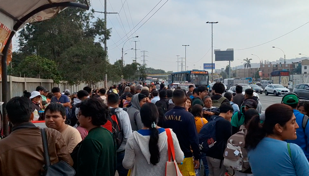 Cientos de personas esperan buses para viajar al sur del país por Semana Santa.