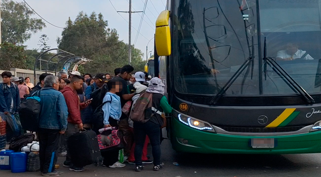 Largas colas en puente Atocongo para subir a buses interprovinciales por Semana Santa.