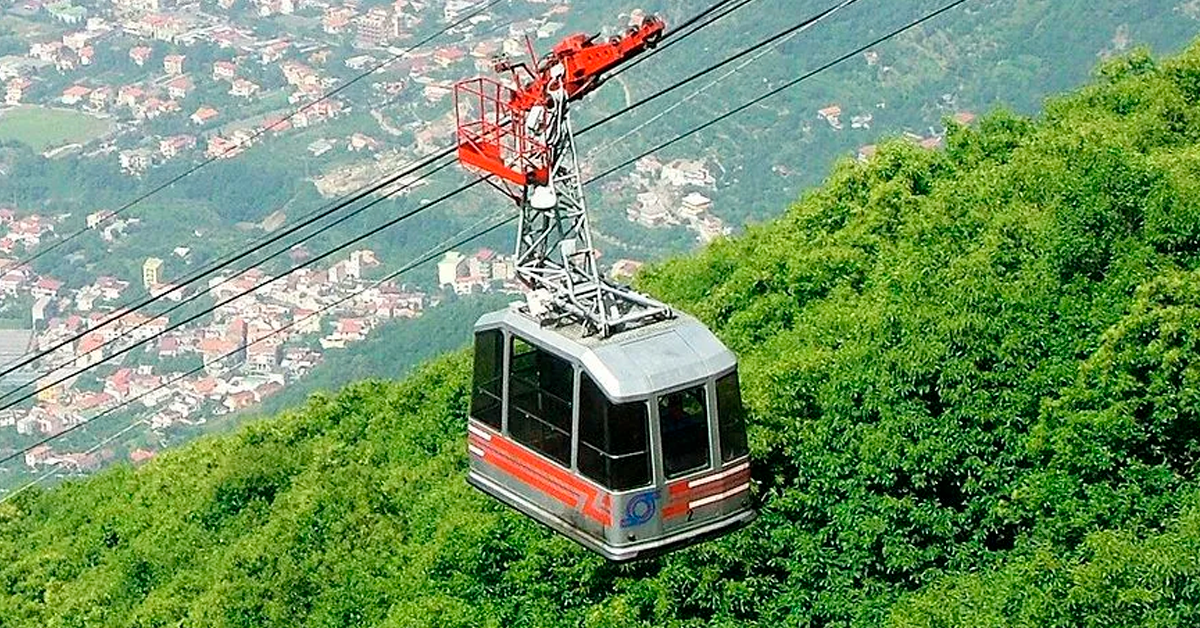 Tragedia al descolgarse la cabina de un teleférico: Reportan al menos cuatro fallecidos y un herido grave