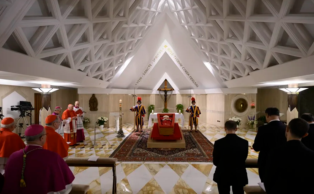 Cardenales y colaboradores del Vaticano dan el último adiós al papa Francisco con féretro abierto.
