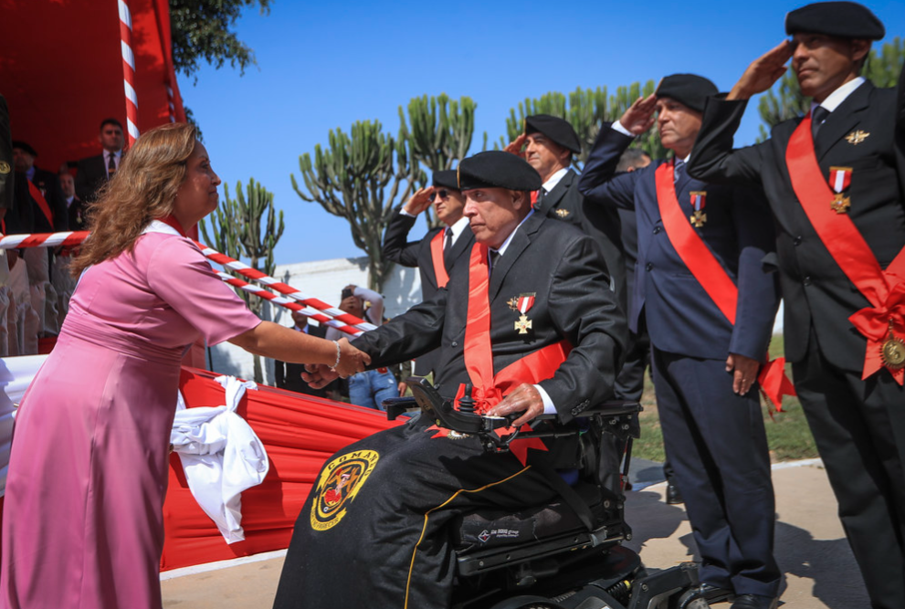Dina Boluarte rinde homenaje a los comandos Chavín de Huántar.
