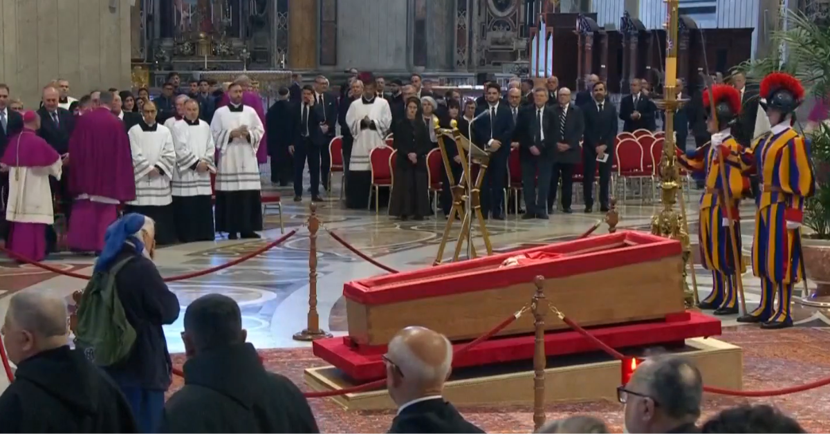 Papa Francisco: Monja amiga del fallecido Santo Padre se saltó el protocolo en su velorio