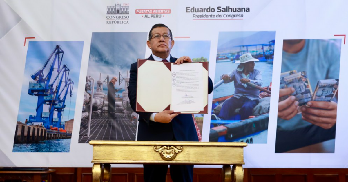 Retiro de CTS: Eduardo Salhuana firma autógrafa de ley que autoriza liberación del 100% hasta 2026