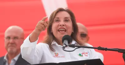 Héctor Acuña rechaza aumento de sueldo a Dina Boluarte.