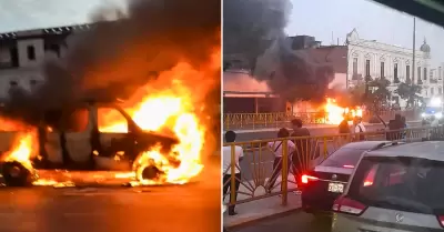 Vehículo se incendia en Av. Alfonso Ugarte.