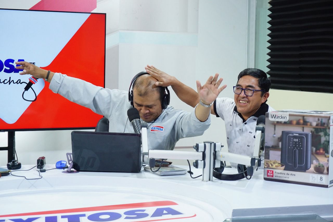 Walter Palli ameniza entrevista con uno de los ganadores del sorteo.
