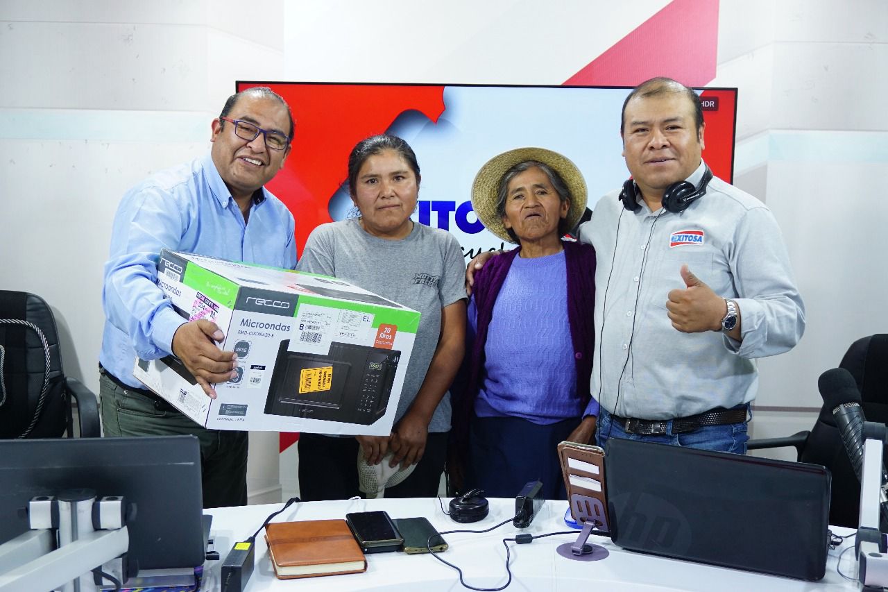 Doa Teresa Gibera del distrito de Yura gan un horno microondas