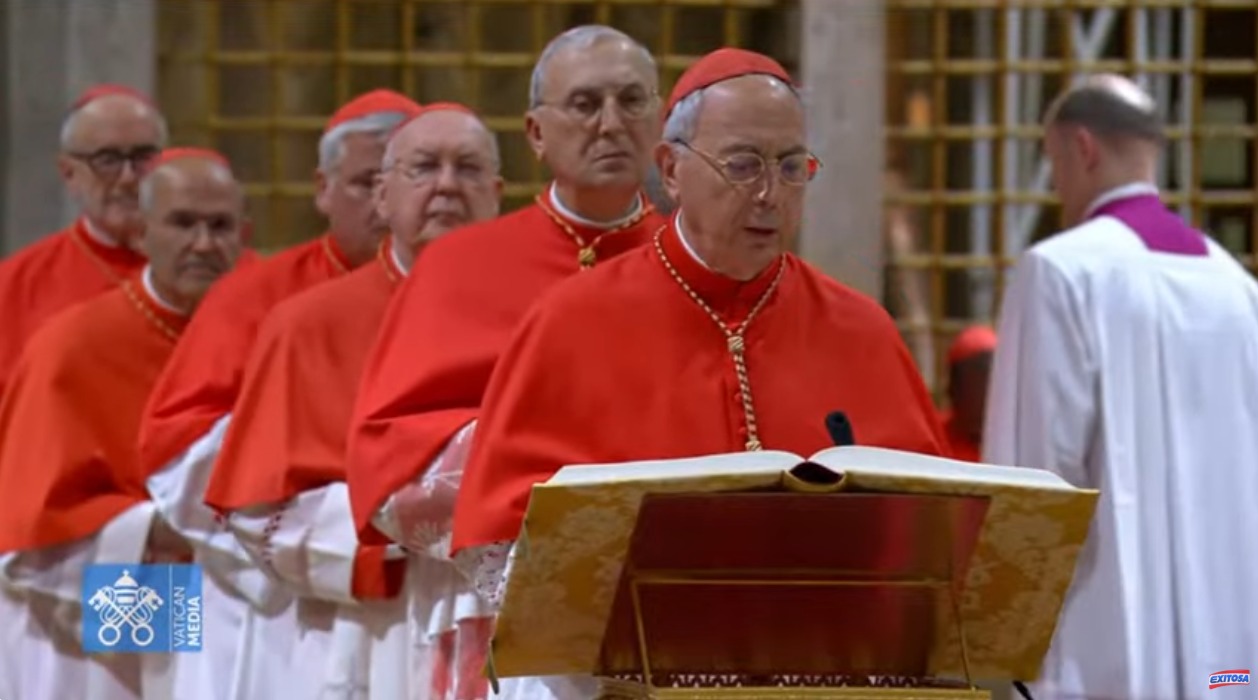 Sigue la juramentacin de cardenales.