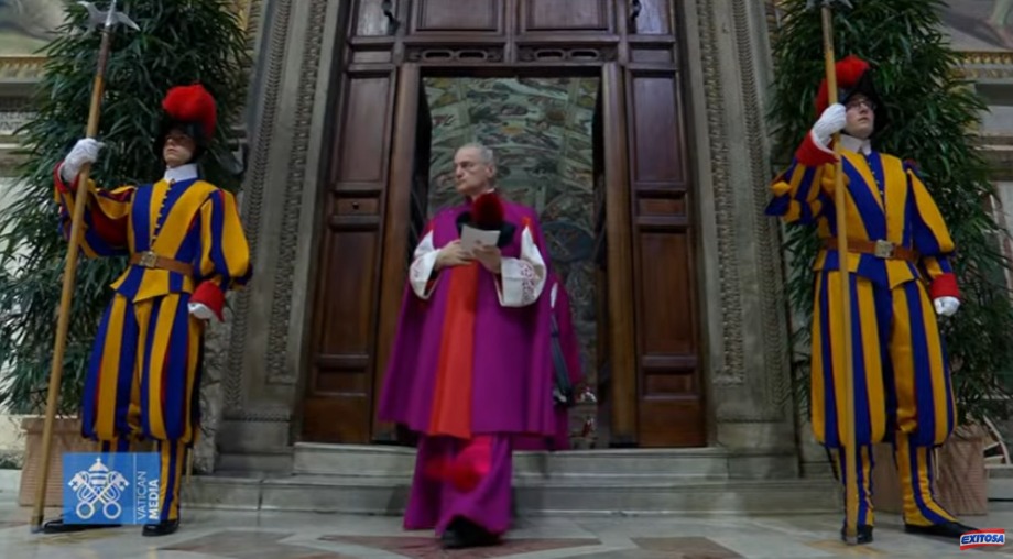 Inicia el 'Extra omnes'.