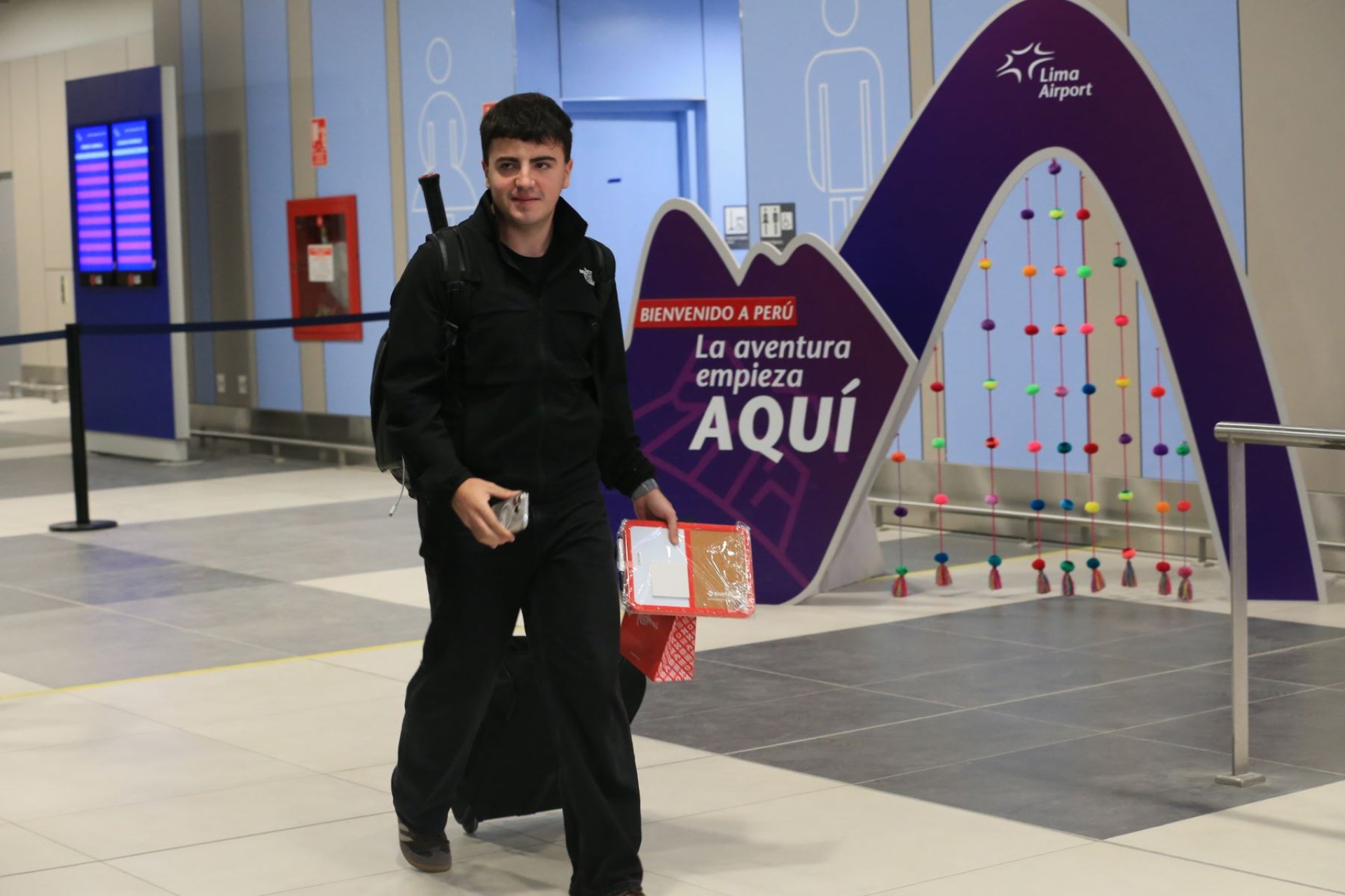 Alonso Bueno, el primer pasajero en salir por la puerta de llegadas internacionales del nuevo aeropuerto Jorge Chvez.