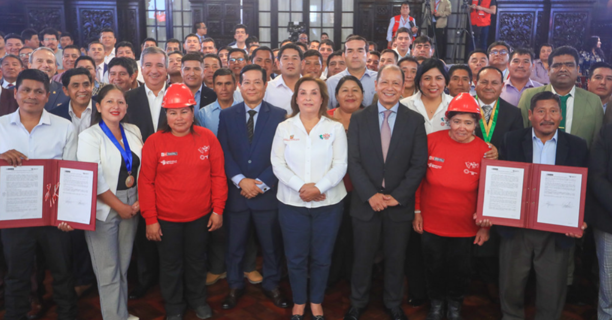 Dina Boluarte: Denuncia que alcaldes rurales fueron obligados a viajar a Lima para firmar convenios en acto con la presidenta