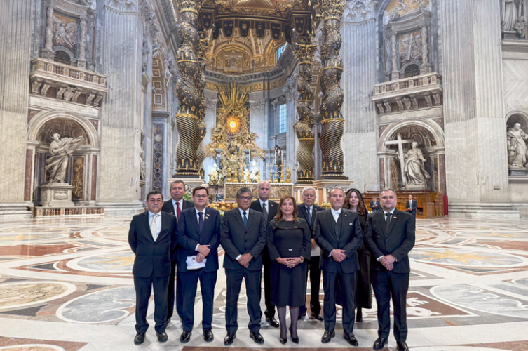 Dina Boluarte junto a la delegacin que la acompa al Vaticano.