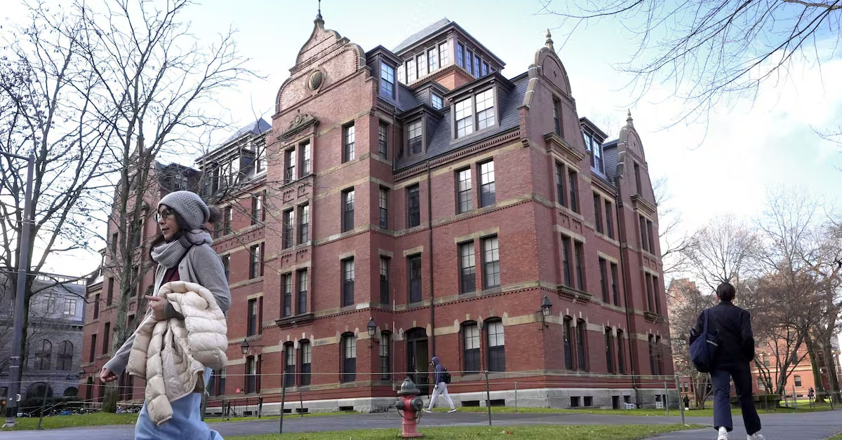 Gobierno de Donald Trump prohíbe a Harvard la admisión de estudiantes extranjeros