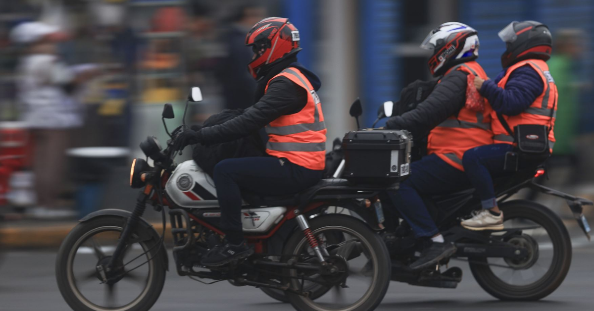 Desde noviembre se aplicarán multas a motociclistas que no usen chaleco distintivo y casco certificado