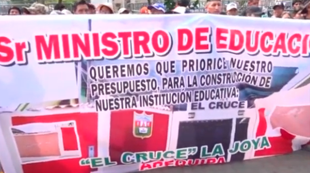 Padres de familia piden al ministro Morgan Quero mejorar infraestructura del colegio 'El Cruce', en Arequipa.