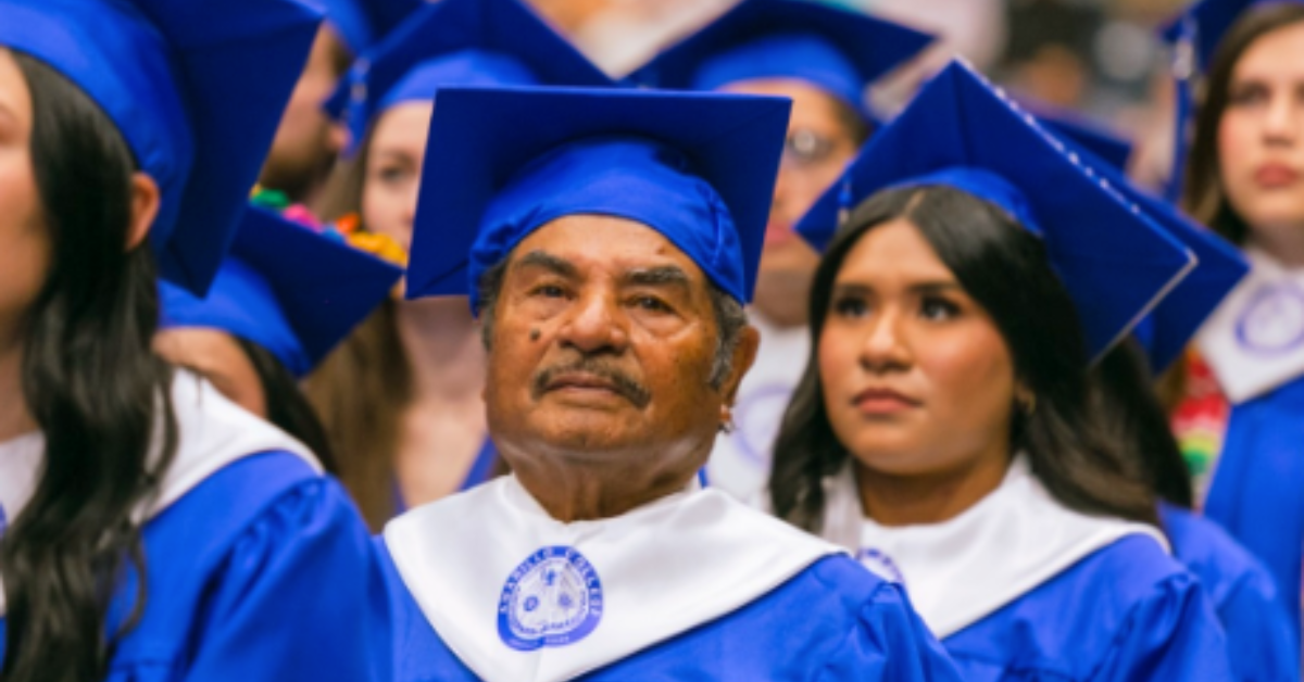 Abuelito mexicano de 82 años, se gradúa en Texas y emociona a todo EE.UU.