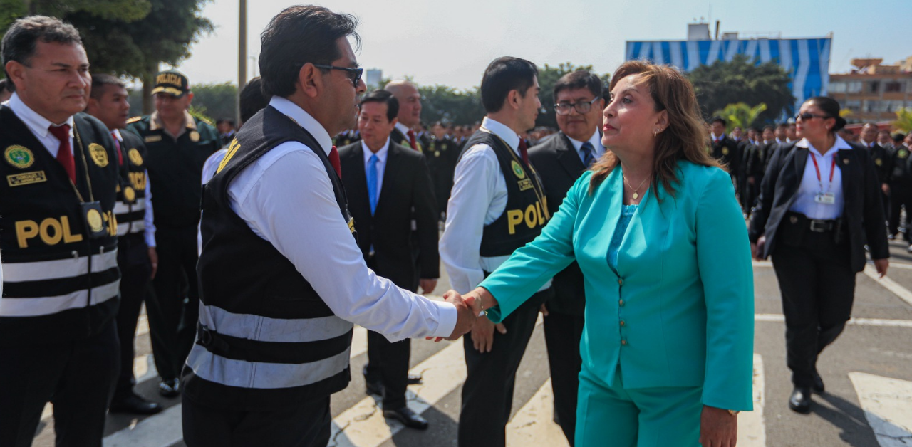 Dina Boluarte condecora a policías que participaron en operativo en la Vía Expresa contra 'Los Injertos del Centro'