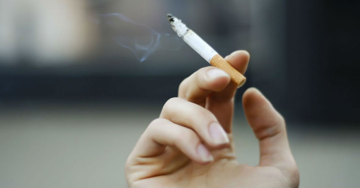 Adiós al cigarro en público: Francia prohíbe fumar en parques, playas y alrededor de colegios