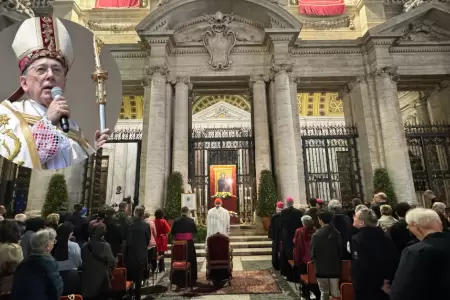Vctima de Juan Luis Cipriani critica su presencia en el velorio del papa Franci