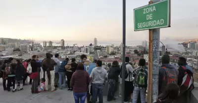 Chilenos evacúan en la Región Magallanes.