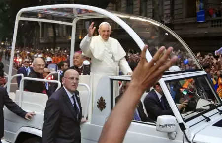 Papa Francisco orden que papamvil se convierta en unidad de salud.