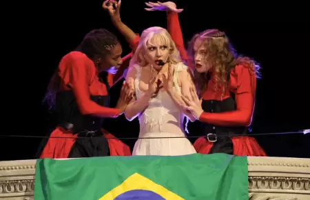 Lady Gaga durante concierto en Brasil.
