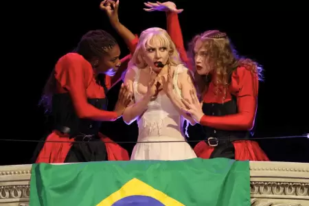 Lady Gaga durante concierto en Brasil.