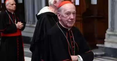 Fuertes críticas trajo la presencia de Juan Luis Cipriani en el velorio del papa