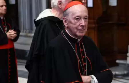 Fuertes crticas trajo la presencia de Juan Luis Cipriani en el velorio del papa