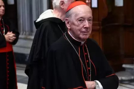 Fuertes críticas trajo la presencia de Juan Luis Cipriani en el velorio del papa