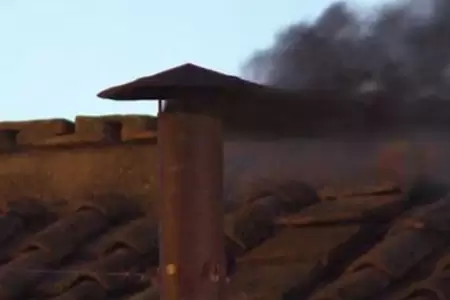 Humo negro en el primer da del Cnclave.
