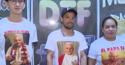 Comerciantes de Gamarra venden polos con el rostro del papa