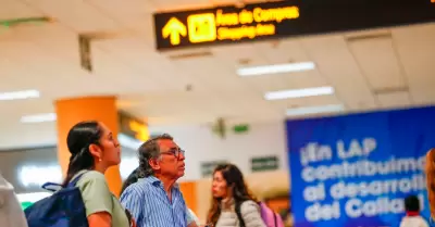 Viajeros esperan su vuelo.