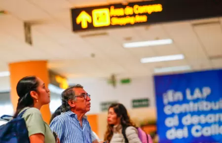 Viajeros esperan su vuelo.