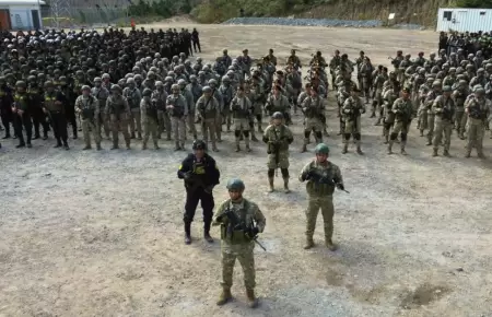 Militares y policías en minera La Poderosa.