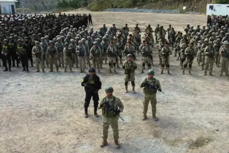 Militares y policas en minera La Poderosa.