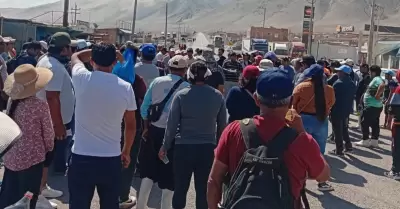 Pescadores de Tacna protestan y bloquean la Costanera