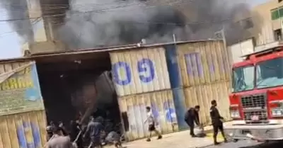 Incendio consumo almacén de reciclaje en Puente Piedra.