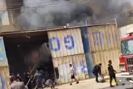 Incendio consumo almacn de reciclaje en Puente Piedra.