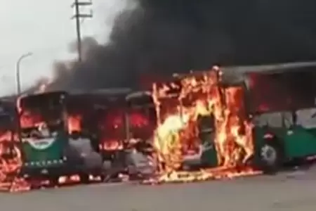Cuatro buses de la empresa Salamanca se incendiaron en Carabayllo.