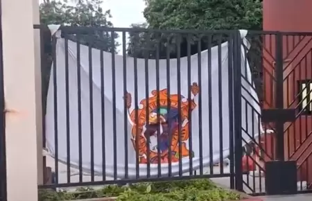 Estudiantes toman puerta de la UNMSM.