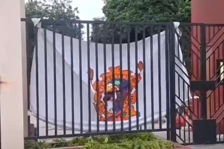 Estudiantes toman puerta de la UNMSM.