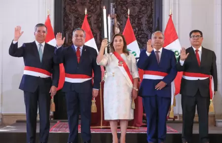 Dina Boluarte toma juramento a ministros de Estado