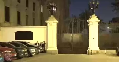 Ministros llegan a Palacio ante inminente salida de Gustavo Adrianzén.