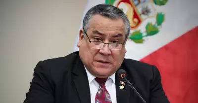Adrianzén presenta su renuncia a la PCM.