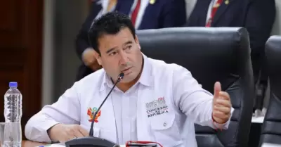 Congresista Edwin Martínez critica cambios en el Gabinete.
