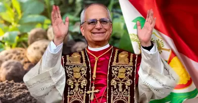 Papa León XIV bromea con cardenales en el Vaticano.