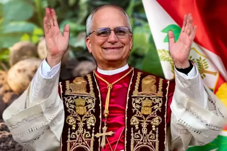 Papa Len XIV bromea con cardenales en el Vaticano.